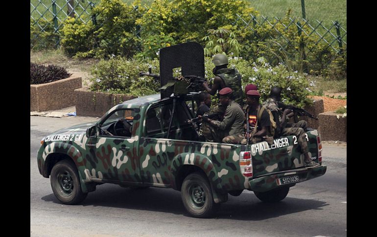 Fuerzas leales al presidente saliente Laurent Gbagbo patrullan las calles. EFE  /