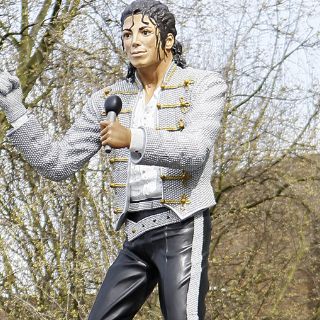 Develan estatua de Michael Jackson en Inglaterra