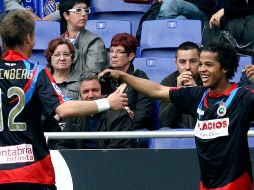 Dos Santos (der.) anotó de cabeza en el minuto 76, en una jugada nacida en un córner. EFE  /