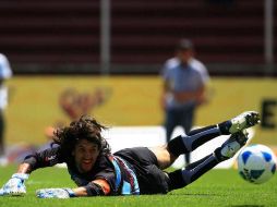 El portero Vilar vio caer su arco en tres ocasiones en el partido. MEXSPORT  /