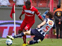 Ayoví (izq.) desborda a Davina durante el partido, el jugador ecuatoriano fue el autor del gol del Toluca. MEXSPORT  /