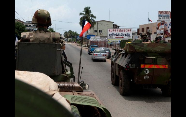 La tregua relativa de la lucha permitió a los residentes aventurarse en busca de alimentos y agua mientras otros iban a rezar. EFE  /