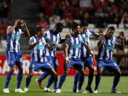 Los jugadores del Porto celebran tras anotar gol ante el Benfica, en el Torneo de la Liga Portuguesa. REUTERS  /