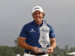 Phil Mickelson, posa con el trofeo del Abierto de golf de Houston. AFP  /