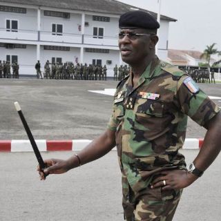 General Mangou, tras dejar embajada sudafricana, se reúne con Gbagbo