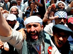 Personas se manifiestan en Yemen. El Gobierno mexicano recomienda no acudir a distritos donde se lleven a cabo protestas. EFE  /