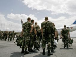 Soldados franceses arriban al aeropuerto de Abiyán. AFP  /