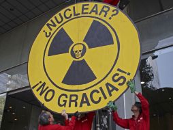Activistas de Greenpeace cuelgan un signo anti-nuclear. AP  /