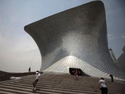 La gente camina fuera del Museo de la Ciudad de México. REUTERS  /