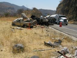 Bomberos informaron de la muerte de dos personas en el choque múltiple en vía a Colima. M. PATIÑO  /