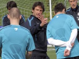 Leonardo da instrucciones a sus jugadores durante el entrenamiento de hoy. EFE  /