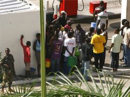 La crisis en Costa de Marfil ha ocasionado que decenas de personas busquen algo de alimento. EFE  /