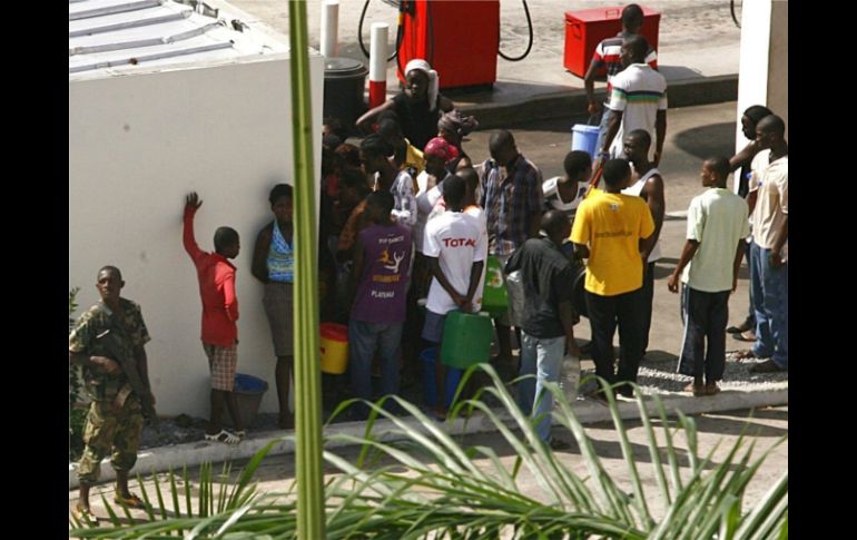 La crisis en Costa de Marfil ha ocasionado que decenas de personas busquen algo de alimento. EFE  /