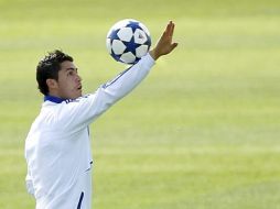 Cristiano Ronaldo domina el balón en el entrenamiento del Real Madrid. EFE  /