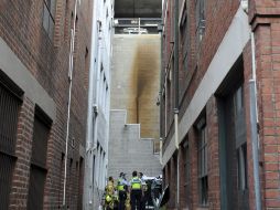 Servicios de emergencia inspeccionan el coche accidentado en un estacionamiento en Melbourne. EFE  /