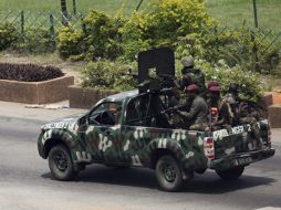 Fuerzas leales al presidente saliente Laurent Gbagbo patrullan una calle de Abiyán. EFE  /