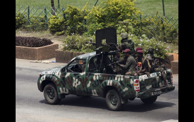 Fuerzas leales al presidente saliente Laurent Gbagbo patrullan una calle de Abiyán. EFE  /