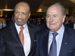 Los dos candidatos a la presidencia de FIFA, Bin Hammam y Joseph Blatter, en una conferencia de prensa. EFE  /