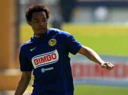 El volante brasileño del América, Rosinei Adolfo, disputa el esférico con Israel Martínez. MEXSPORT  /