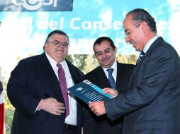 Felipe Calderón (derecha) acompañado de Agustín Carstens (izquierda) y el secretario de Hacienda, Ernesto Cordero. EL UNIVERSAL  /