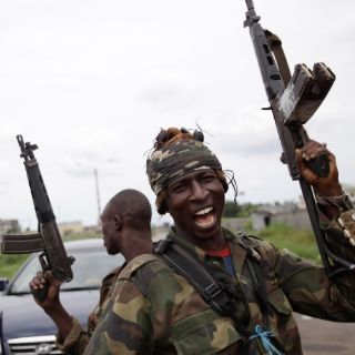 Francia confirma negociación con presidente de Costa de Marfil