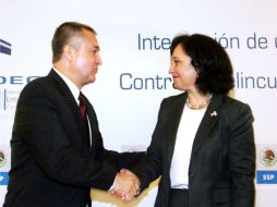 La directora de la Agencia estadounidense para la Lucha contra las Drogas y secretario de Seguridad Pública de México. EFE  /