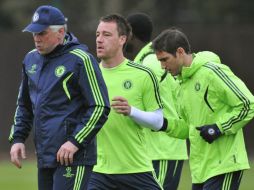 El técnico de Chelsea, Ancelotti, supervisa a su equipo durante el entrenamiento para el duelo ante Manchester. REUTERS  /
