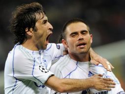 El holandés del Inter de Milán, Wesley Sneijder, se lamenta del gol anotado por camerunés, Joel Matip, del Shalke 04. EFE  /