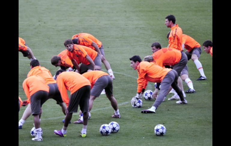 El entrenador del Shakhtar Donetsk, Mirceau Lucescu, dirige el entrenamiento de la plantilla del equipo ucraniano en el Camp Nou. EFE  /