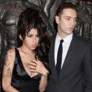 Afirman que Amy Winehouse está obsesionada con tener hijos con Traviss