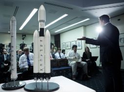 Elon Musk hace la presentación del cohete junto a un modelo a escala. AFP  /