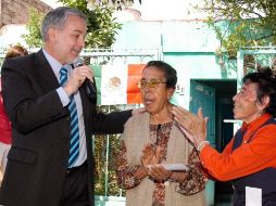 Emilio González entregó en Guadalajara el primer cheque a adultos mayores en Jalisco, del programa “Adulto Mayor”. ESPECIAL  /