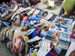Una gran variedad de artículos fueron puestos a la venta, incluidas ''fotografías autografiadas'' por la cantante. E.BARRERA  /