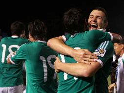 Los jugadores mexicanos festejan la victoria que los lleva a la semifinal. MEXSPORT  /