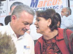 El nuevo mandatario de Baja California recibe la felicitación de su esposa. ESPECIAL  /