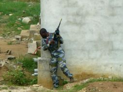 Un combatiente se refugia ante los embates de las fuerzas militares leales a Cote dIvoire. NTX  /