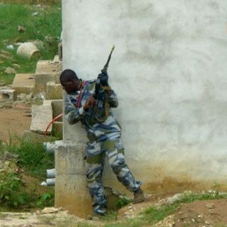 Gbagbo se aferra al poder, aun con presión armada internacional