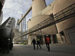 España no adaptó sus instalaciones industriales a la directiva de prevención y control de la contaminación. AP  /
