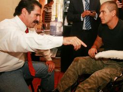 El diputado Jesús Casillas (izquierda) platicó con el actor y cantante Xavier Ortiz. A. GARCÍA  /