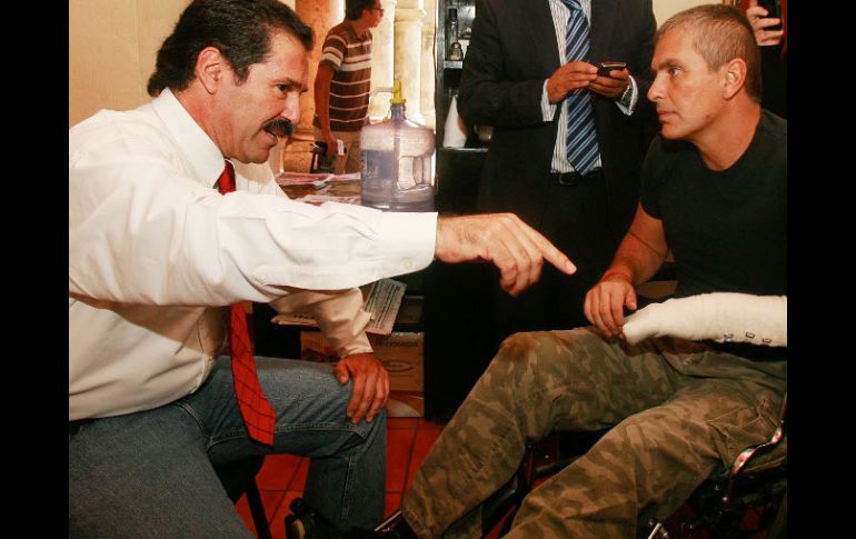 El diputado Jesús Casillas (izquierda) platicó con el actor y cantante Xavier Ortiz. A. GARCÍA  /