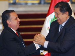 El presidente de Perú, Alan García, y el titular de Economía de México, Bruno Ferrari estrechan sus manos luego de firmar el TLC. EFE  /
