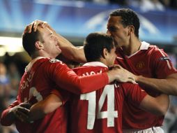 Rooney celebra con su equipo tras marcar contra el Chelsea. REUTERS  /