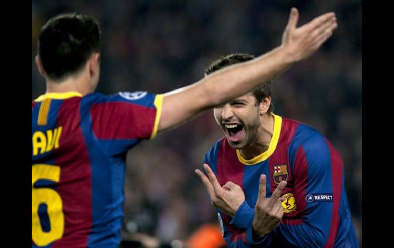 El defensa, Gerard Piqué (d) celebra con su compañero, Xavier Hernández el gol que ha marcado ante el Shakhtar Donetsk. EFE  /