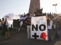 Las personas muestran su rechazo a la violencia en el monumento a los Niños Héroes. A. CAMACHO  /