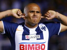 Humberto Suazo, por vía de tiro penal, da el pase a Monterrey. MEXSPORT  /