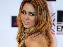 Miley Cyrus debe su regreso a Twitter a sus fans y al también actor Charlie Sheen. AP  /