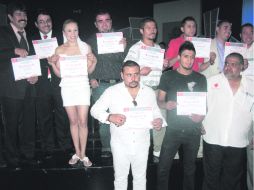 Los galardonados muestran con orgullo sus reconocimientos. ESPECIAL  /