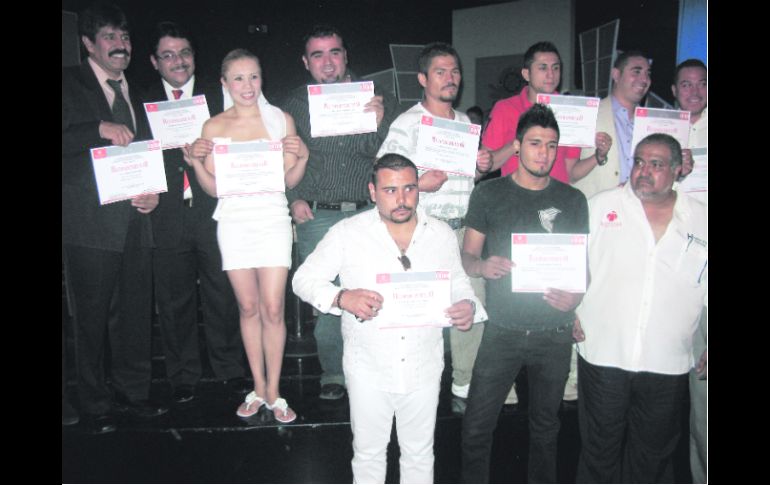 Los galardonados muestran con orgullo sus reconocimientos. ESPECIAL  /
