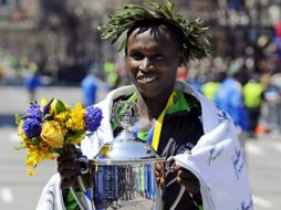 El keniano Geoffrey Mutai celebra tras alzarse con la victoria de 115º edición del maratón de Boston. EFE  /