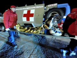 Un hombre rescatado de un naufragio en Sicilia es transportado. Entre 130 y 250 personas estaban desaparecidas tras el accidente. EFE  /